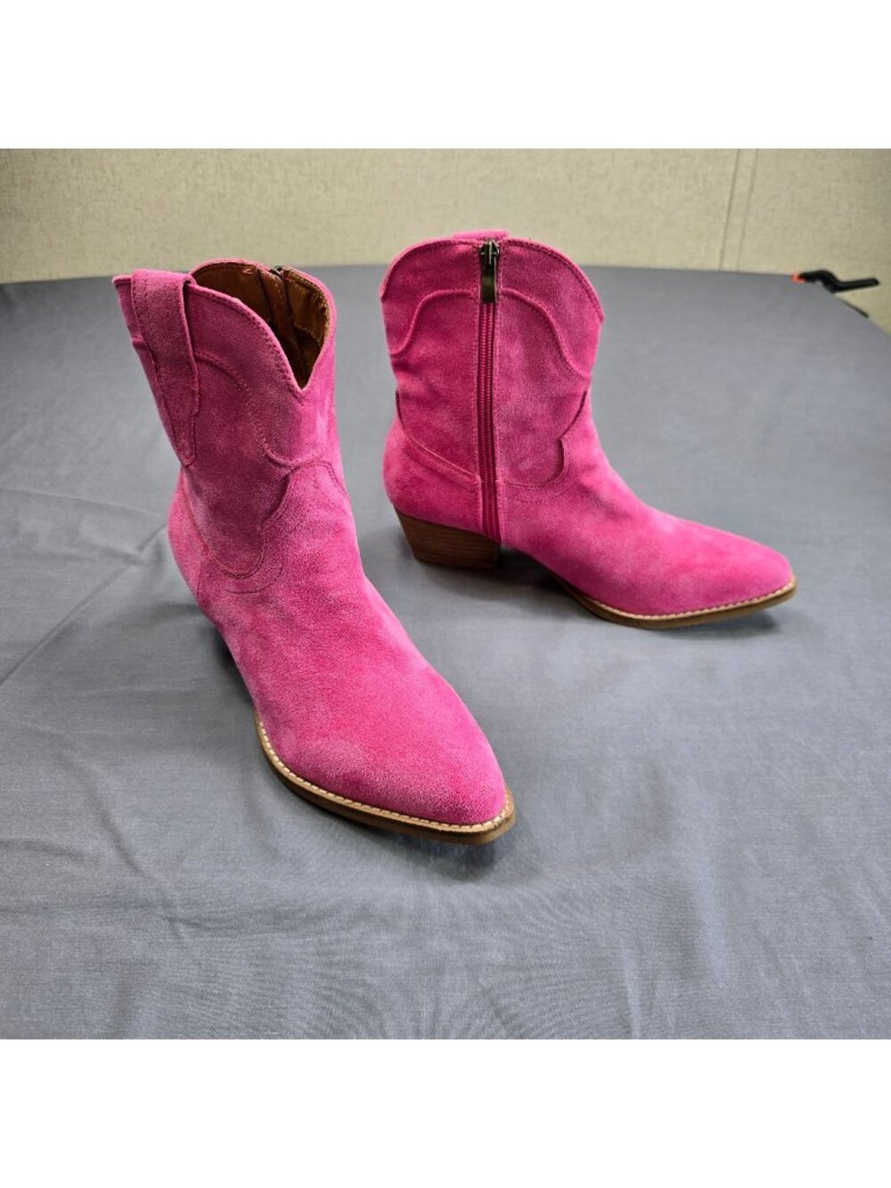 NEW Beast Fashion Boots Size 8.5 Western Faux Suede Bright Pink Cowboy Heeled